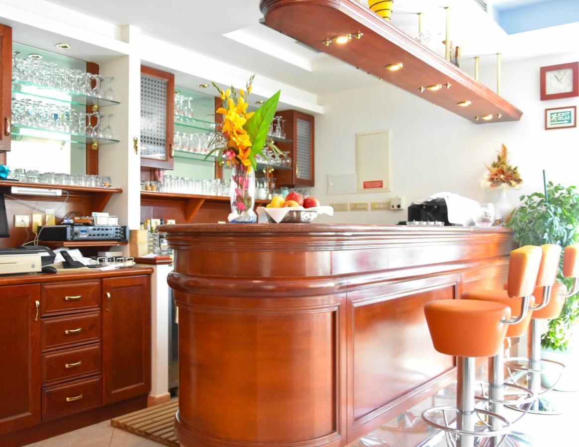 Hotel Adria Kaštela Екстериор снимка