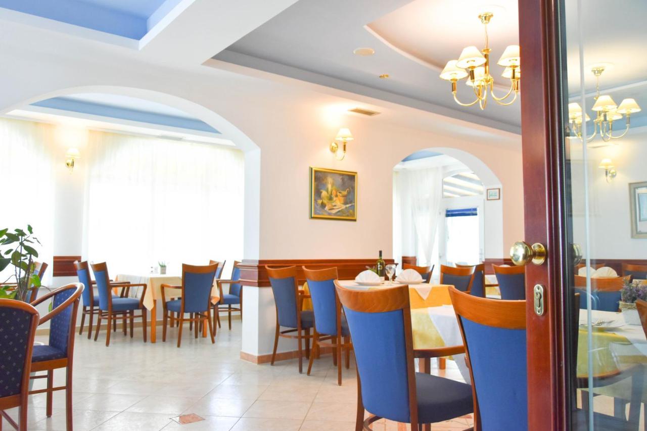 Hotel Adria Kaštela Екстериор снимка