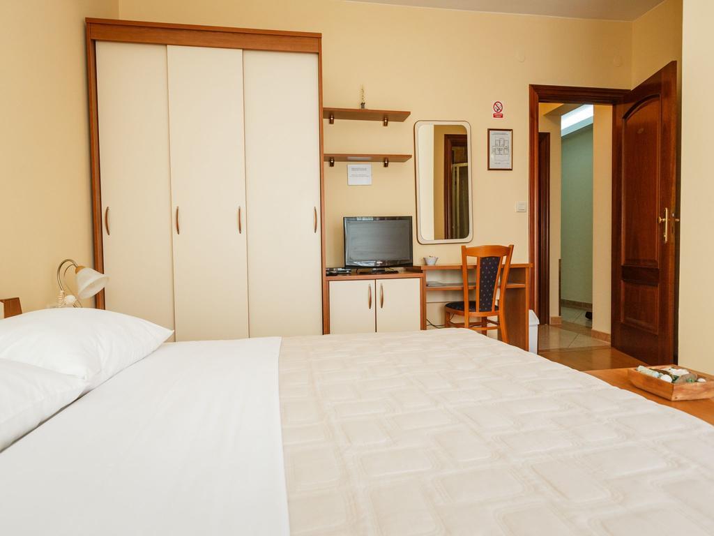 Hotel Adria Kaštela Екстериор снимка