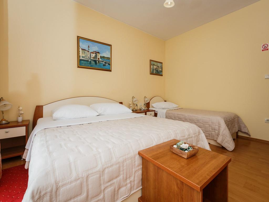 Hotel Adria Kaštela Екстериор снимка